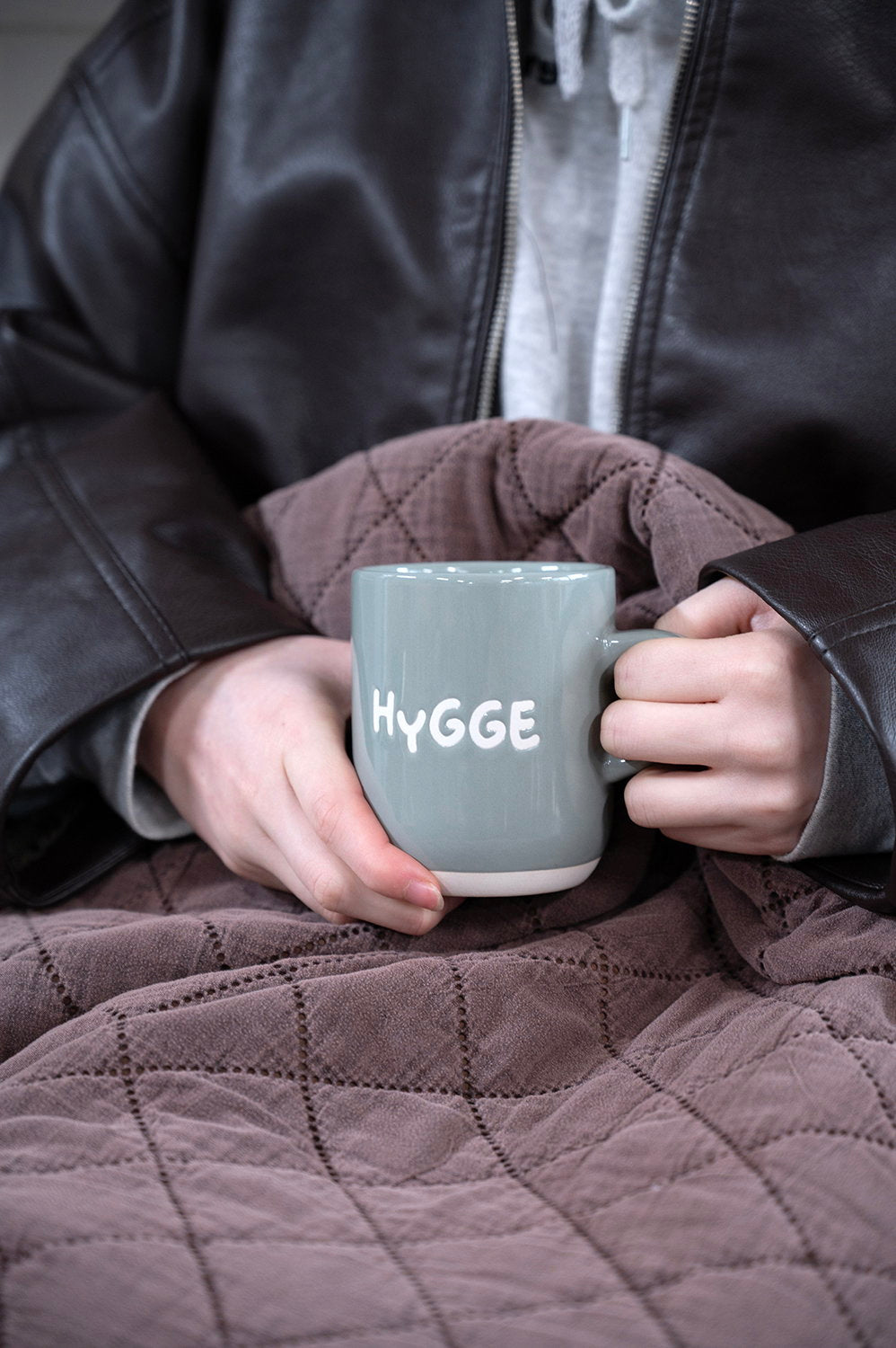 Det Gamle Apotek Mug kameninový hrnek s textem 9 cm
