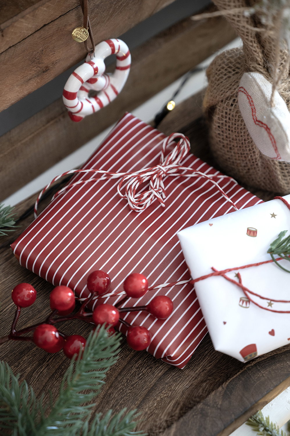 Det Gamle Apotek Giftpaper balicí papír 5 m červený