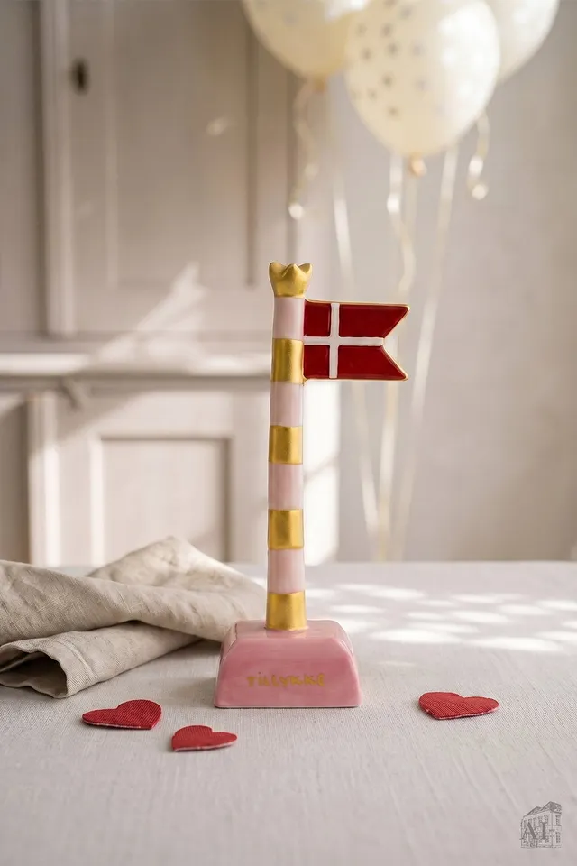 Det Gamle Apotek Vlajka keramická červená 18 cm
