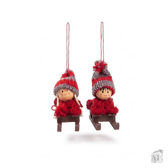 Det Gamle Apotek Boy or girl on sledge ozdoba 6 cm pletená