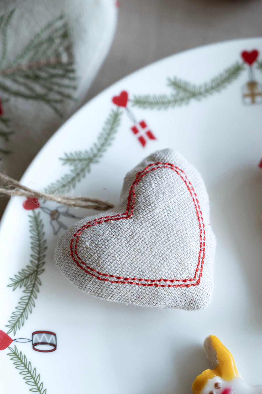 Det Gamle Apotek Heart vánoční ozdoba srdce 6 cm červená