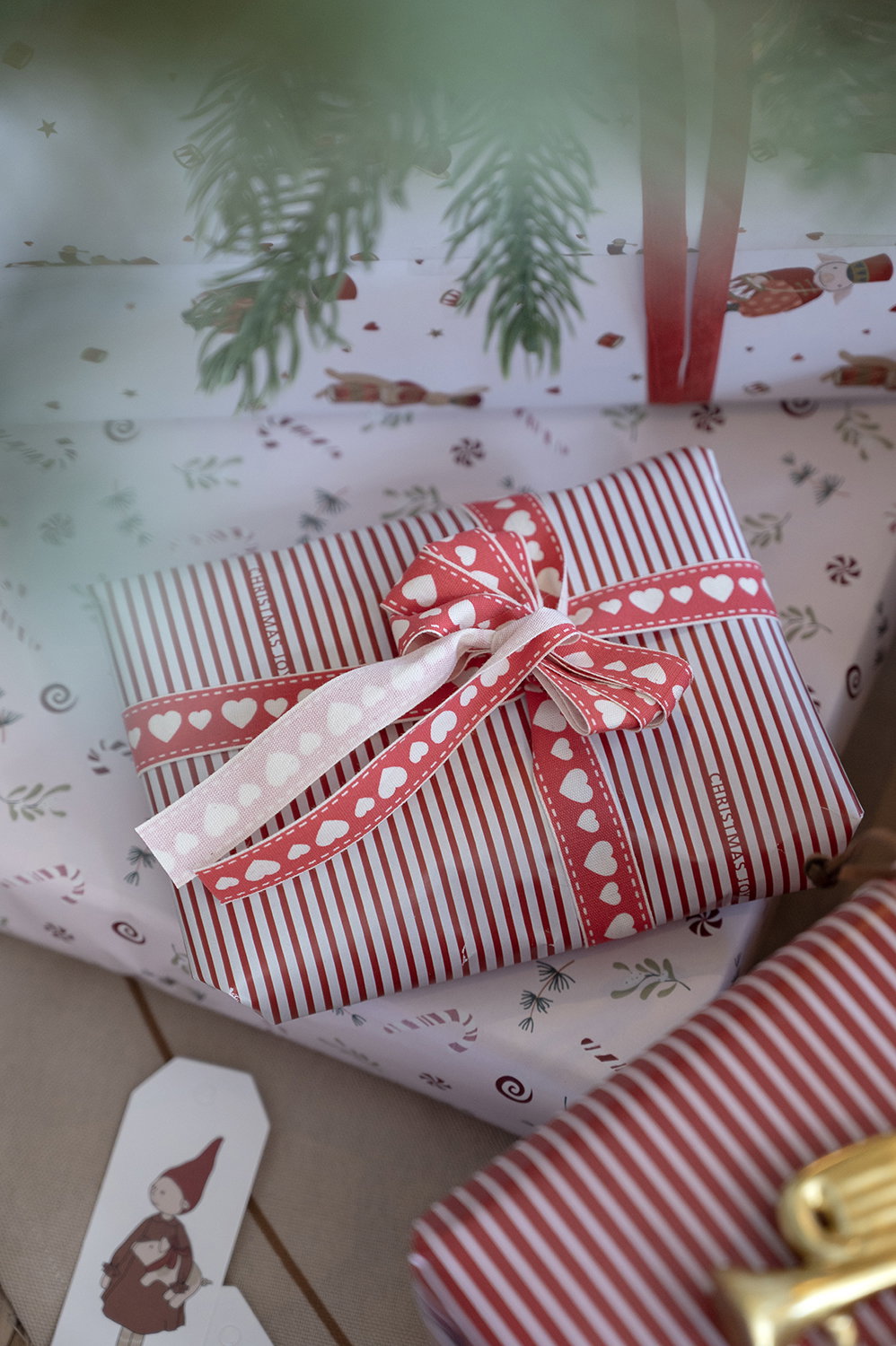 Det Gamle Apotek Giftpaper balicí papír červený 5 m