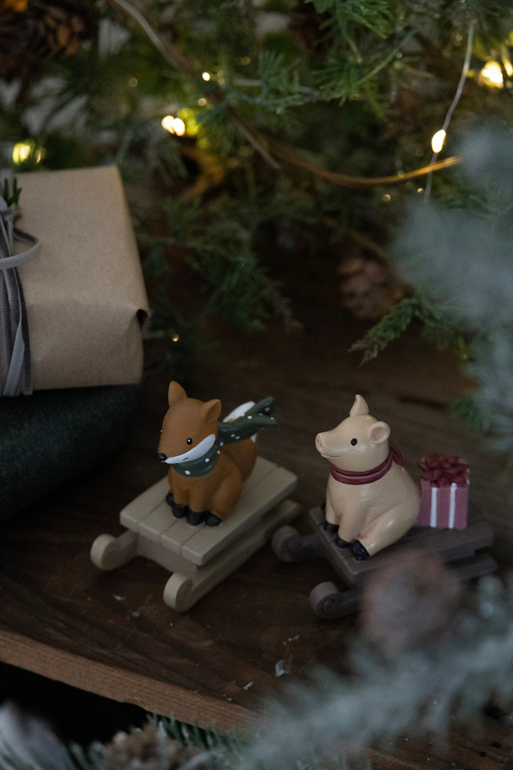 Det Gamle Apotek Pig on sleigh figurka prasátko na saních 6 cm