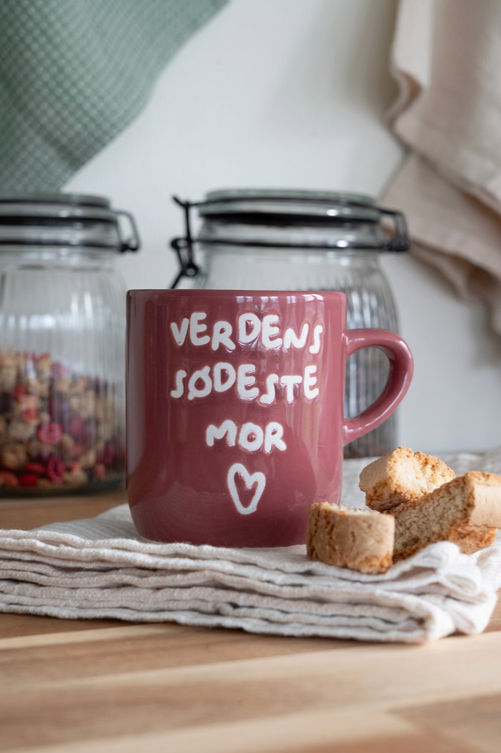 Det Gamle Apotek Mug with Text hrnek červený kamenina