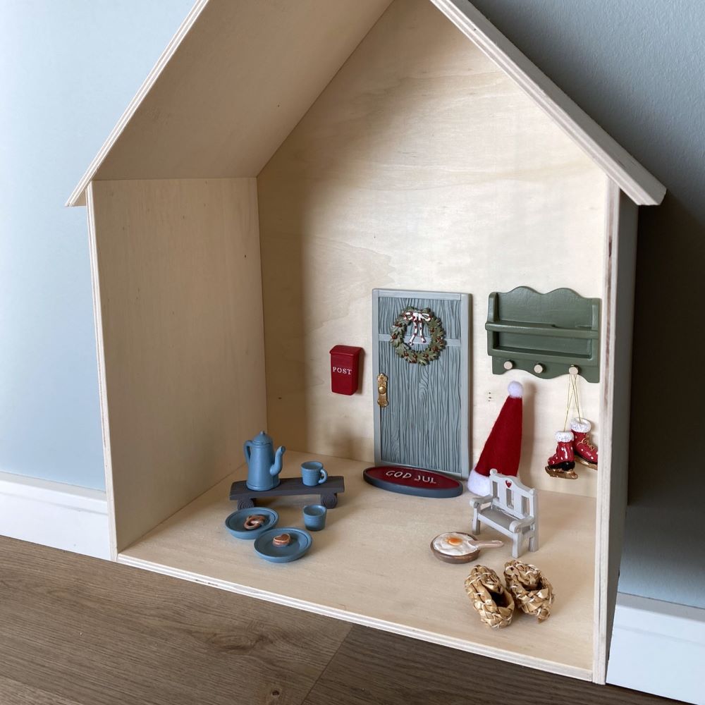 Det Gamle Apotek Gnomedoor House domeček dřevěný 40 cm