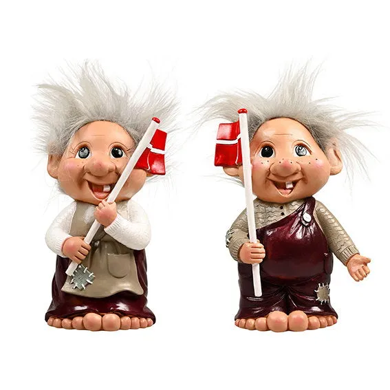 Det Gamle Apotek Alvilda+Conrad troll figurka s vlajkou 22 cm