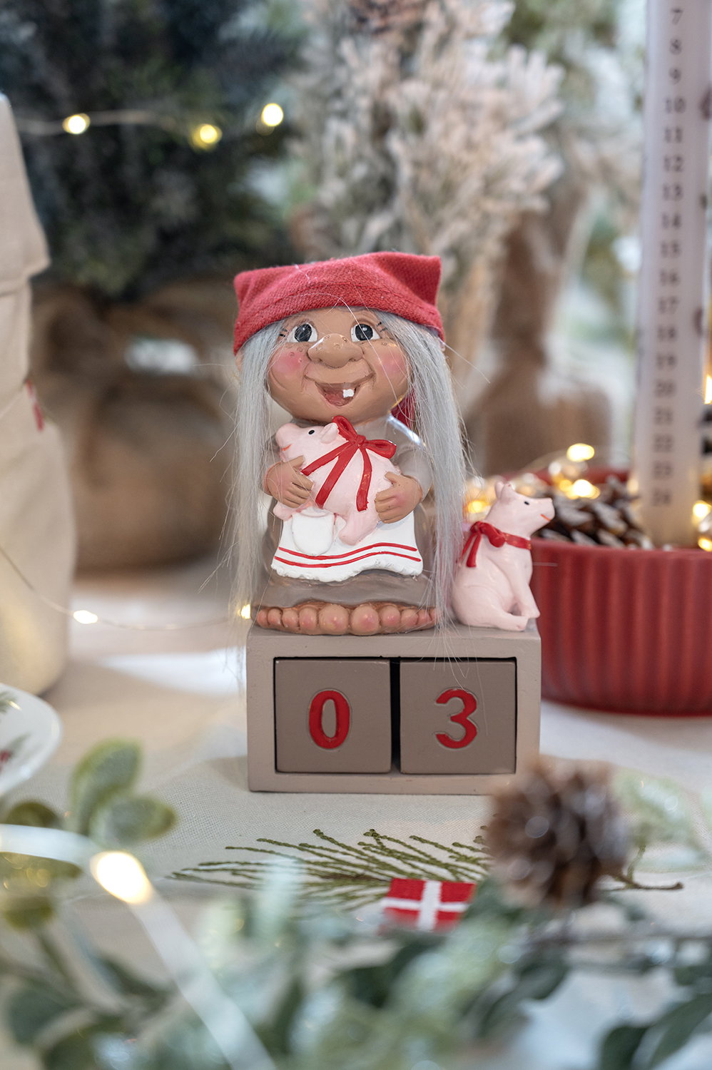 Det Gamle Apotek Grete figurka troll s prasátky červená 15 cm