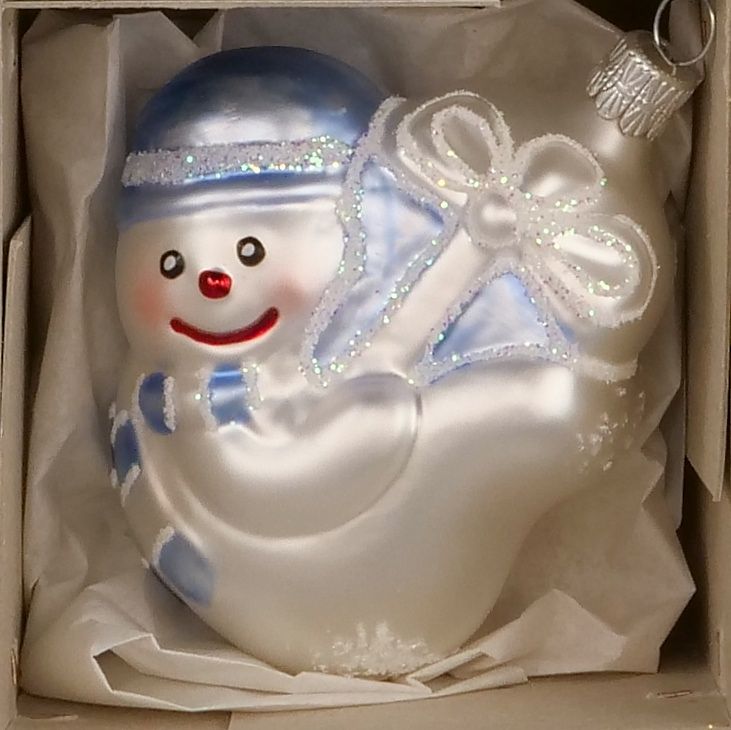Vánoční ozdoby sněhulák s balíčkem vícebarevná figurka