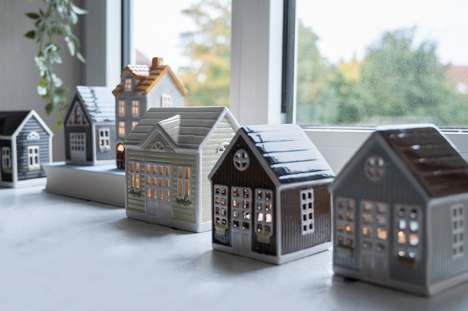 Det Gamle Apotek House keramický domeček 9 cm žlutý