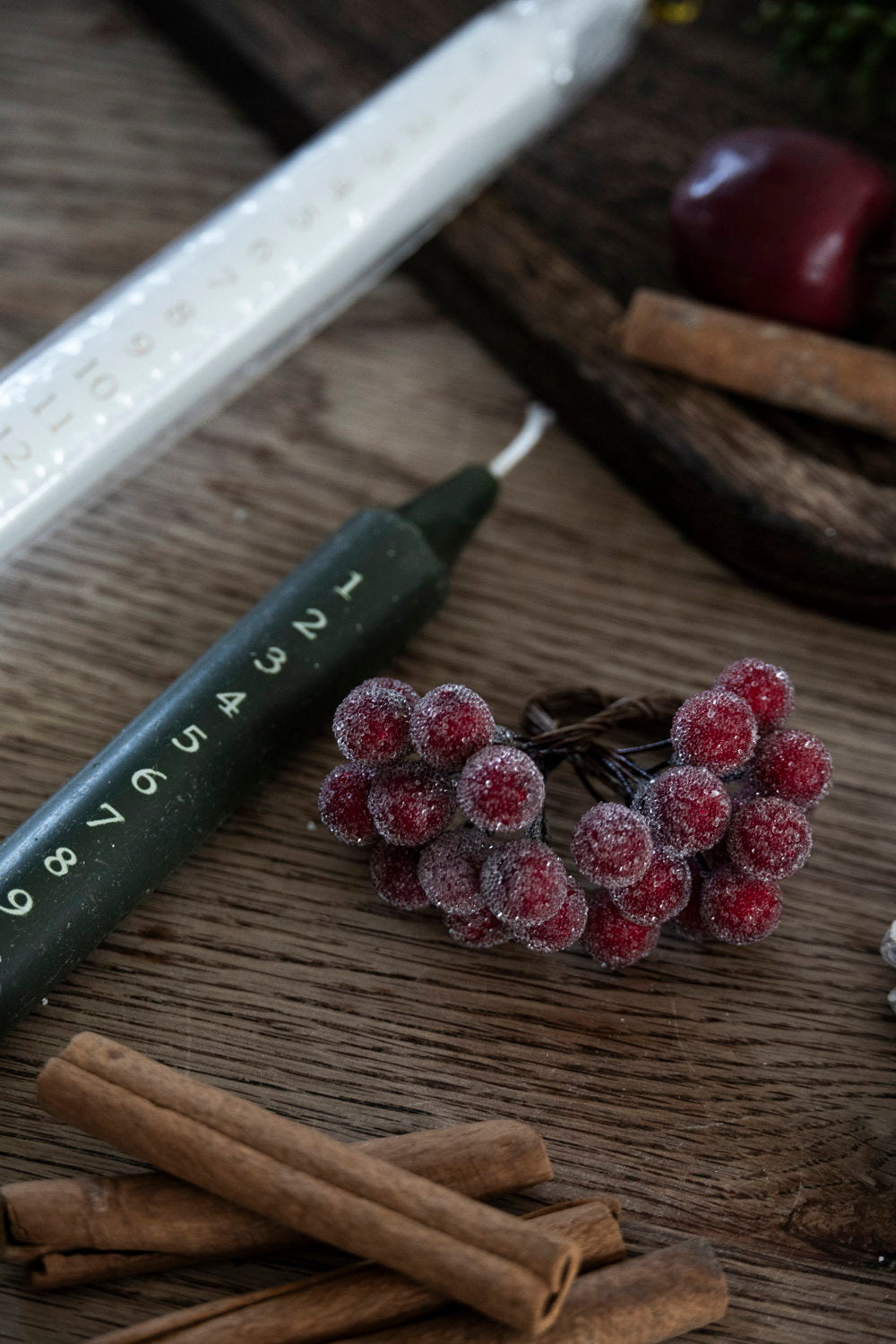 Det Gamle Apotek Berries dekorace červené bobule 15 cm