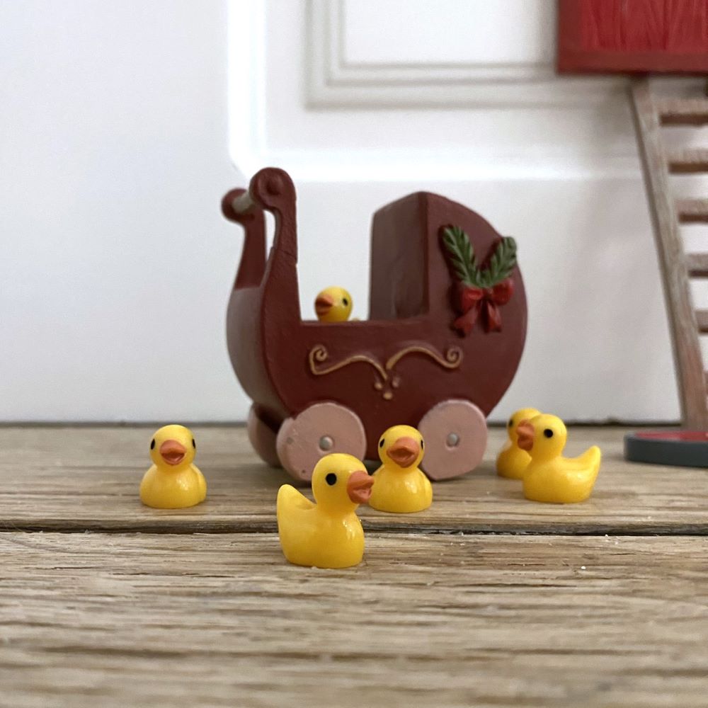 Det Gamle Apotek Duck for gnomes dekorace žlutá