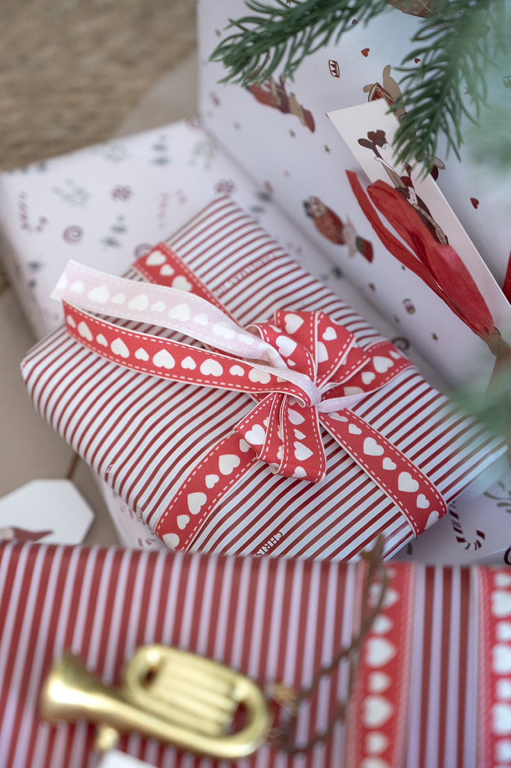 Det Gamle Apotek Giftpaper balicí papír červený 5 m