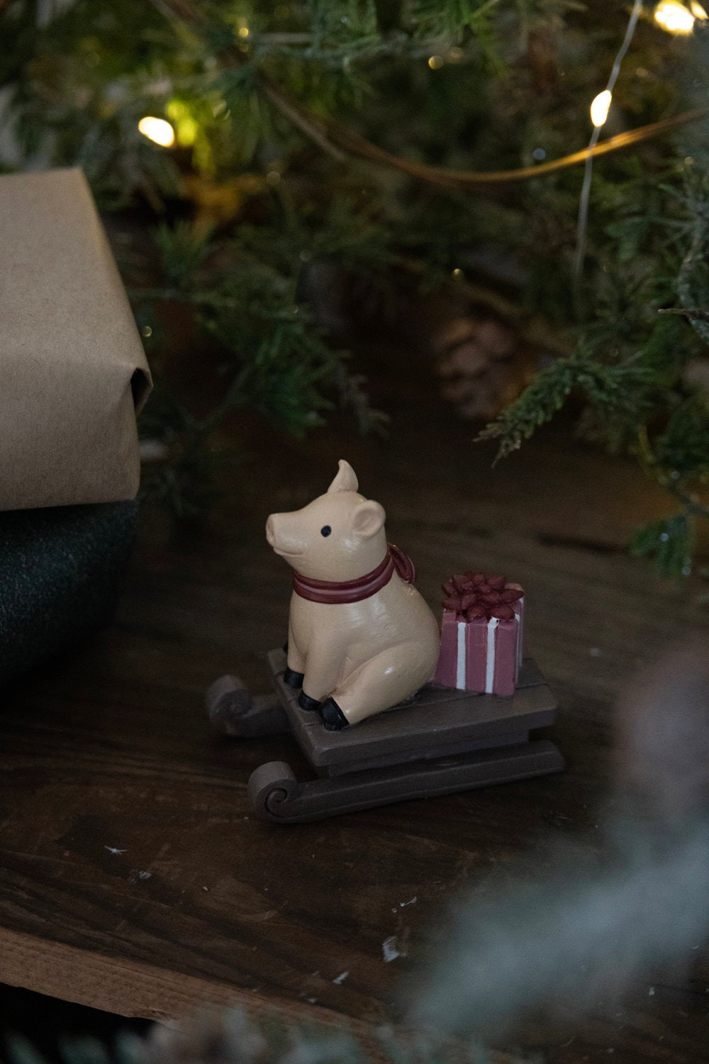 Det Gamle Apotek Pig on sleigh figurka prasátko na saních 6 cm