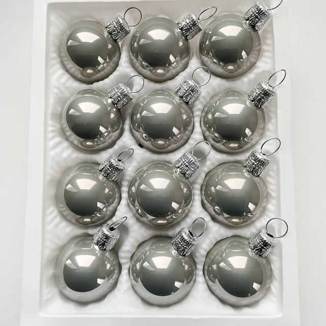 Vánoční ozdoby světle šedá porcelánová koule baňka