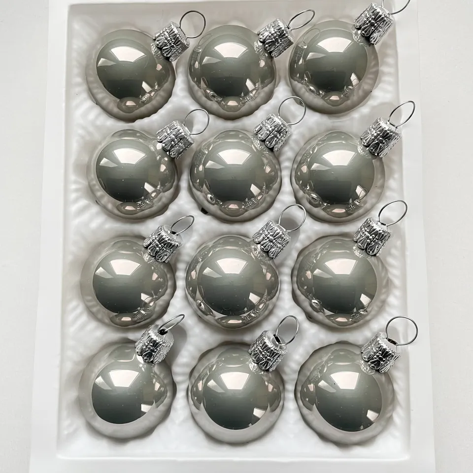 Vánoční ozdoby světle šedá porcelánová koule baňka