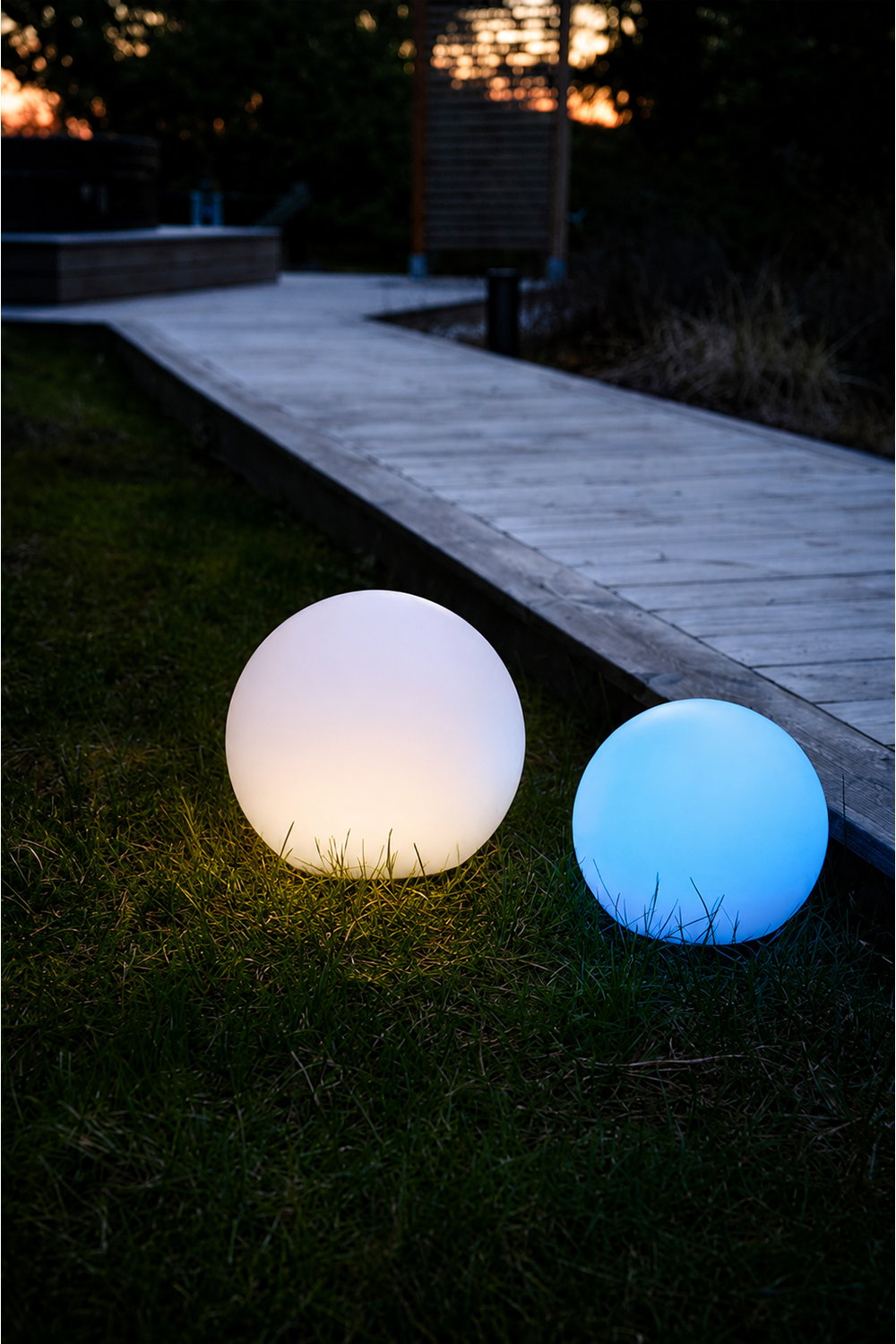 Det Gamle Apotek Solar LED solární koule 20 cm bílá