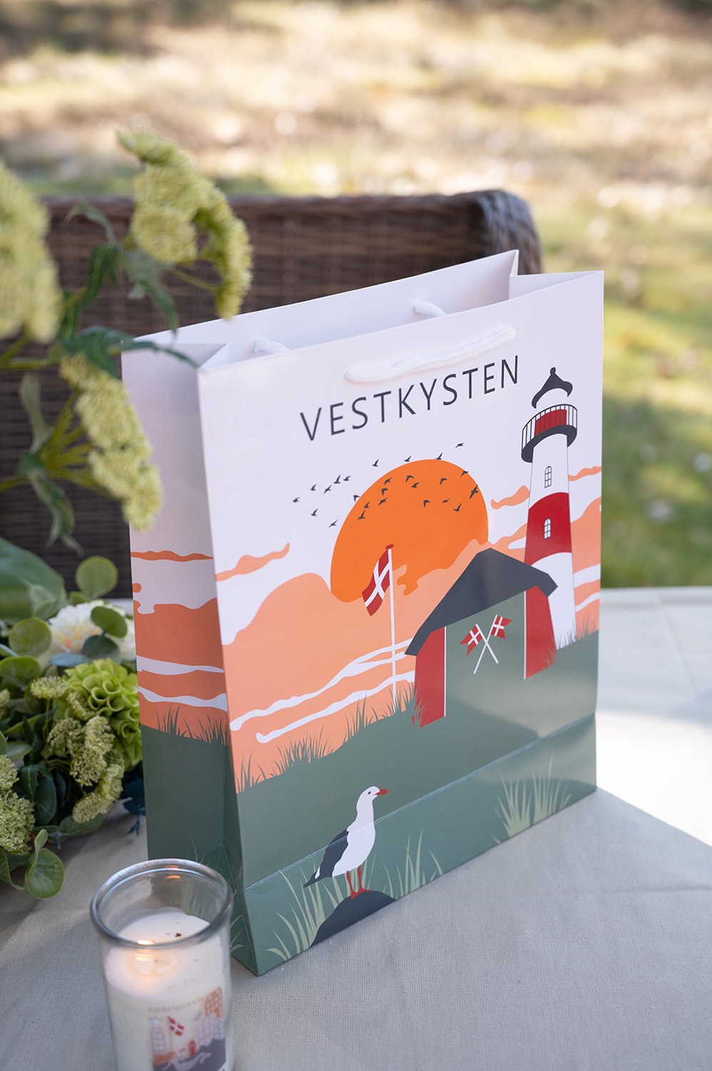 Vestkysten Giftbag papírová dárková taška 32 cm oranžová