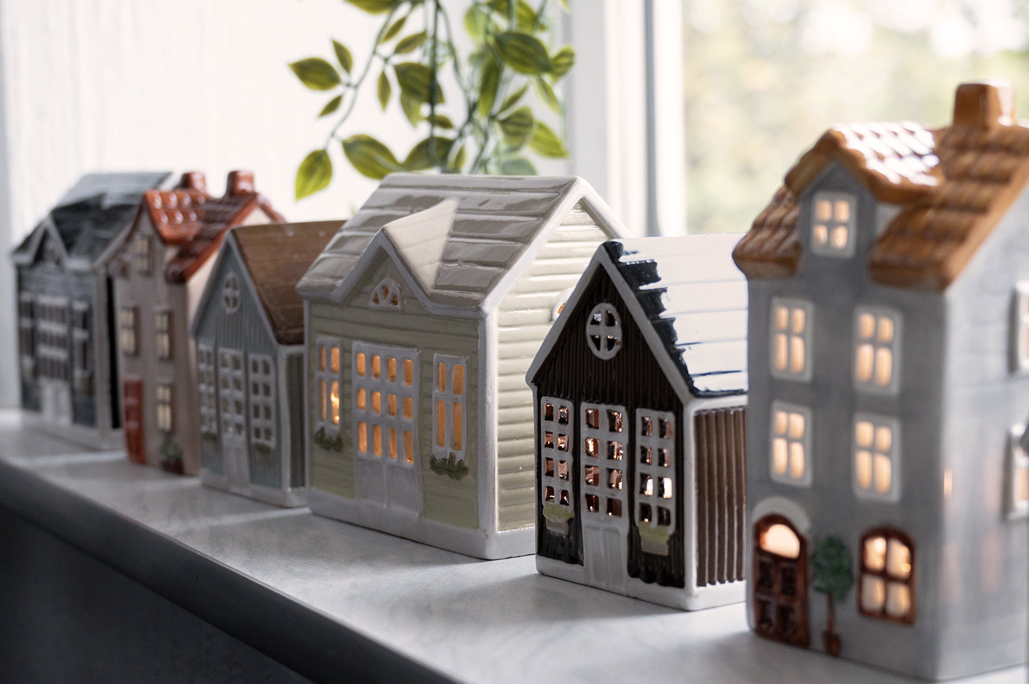 Det Gamle Apotek House keramický domeček 9 cm žlutý