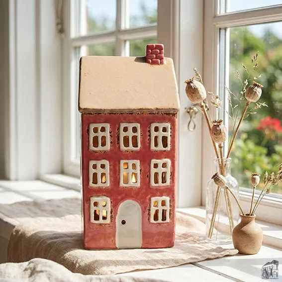 Det Gamle Apotek House svícen domeček červený 23 cm