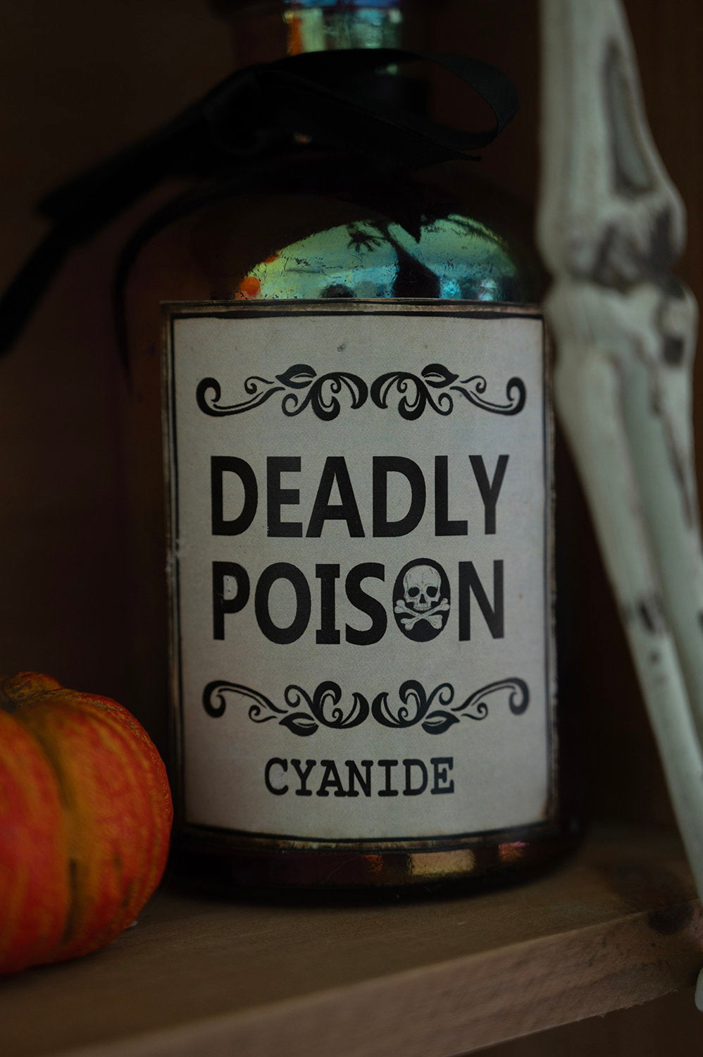 Det Gamle Apotek Poisonbottle dekorace 16 cm fialová