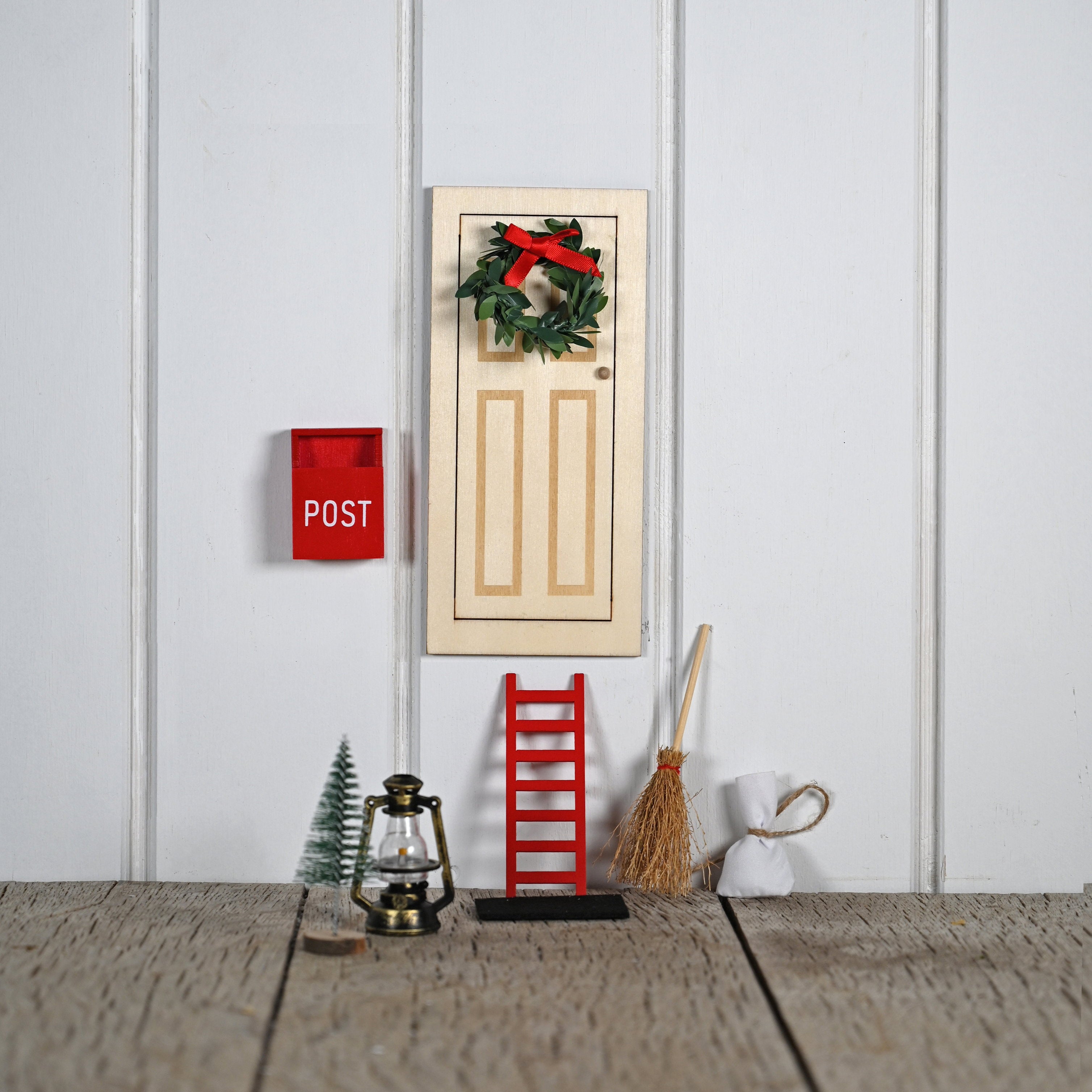 Det Gamle Apotek Gnome door skřítková dvířka 18 cm dřevěná
