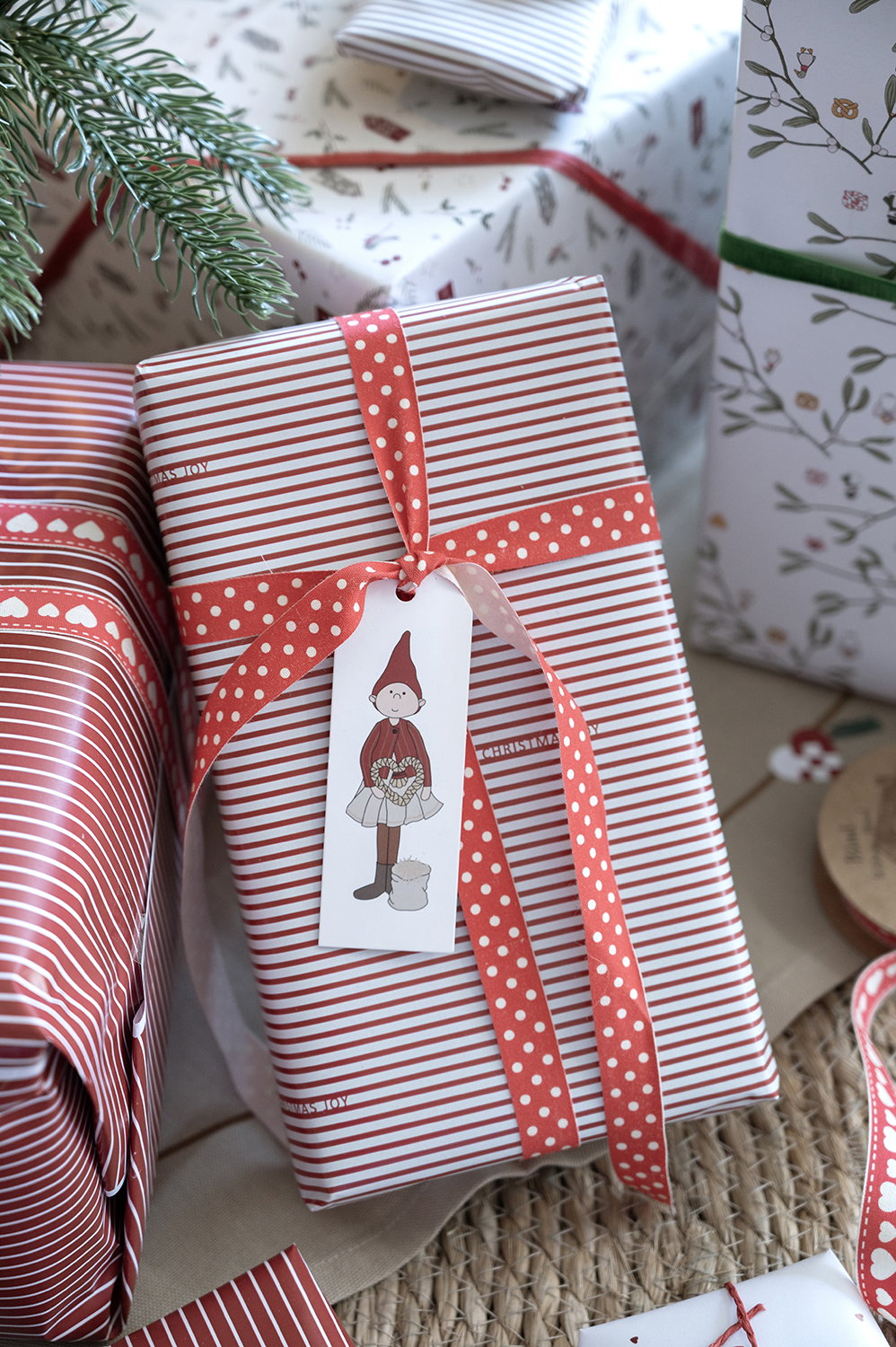 Det Gamle Apotek Giftpaper balicí papír červený 5 m