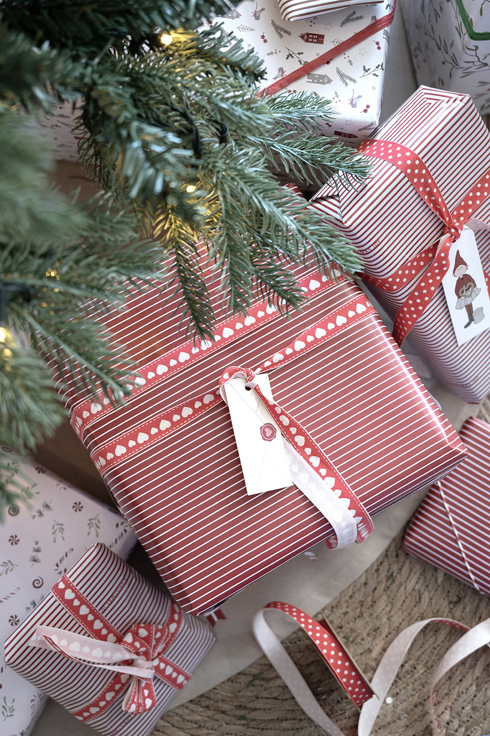 Det Gamle Apotek Giftpaper balicí papír 5 m červený