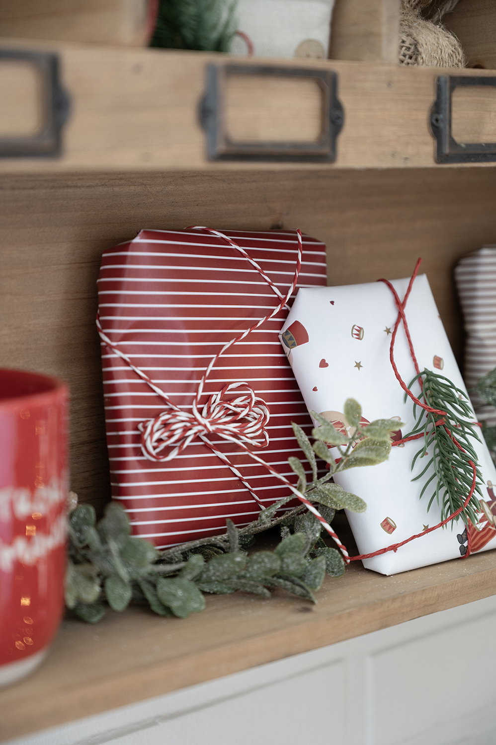 Det Gamle Apotek Giftpaper balicí papír 5 m červený