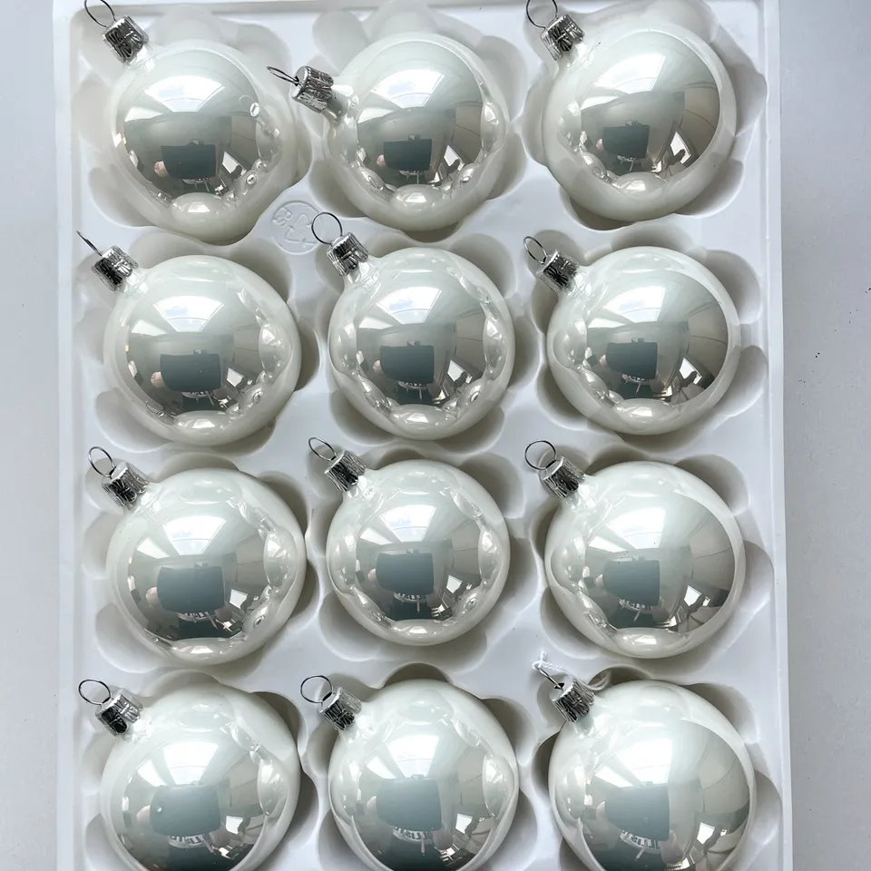 Vánoční ozdoby bílá porcelánová koule baňka