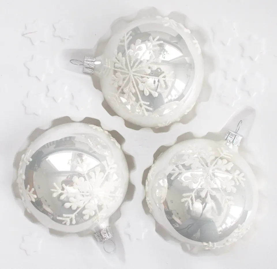 Vánoční ozdoby bílá porcelánová dekorovaná koule