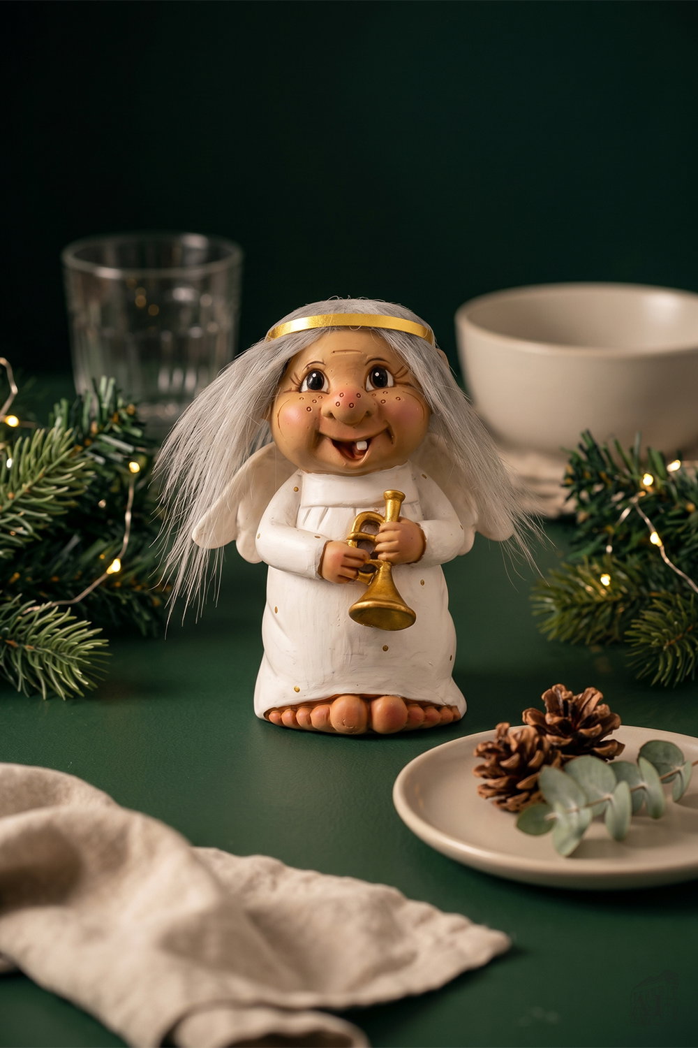 Det Gamle Apotek Trolls figurka bílá polyresin 16 cm