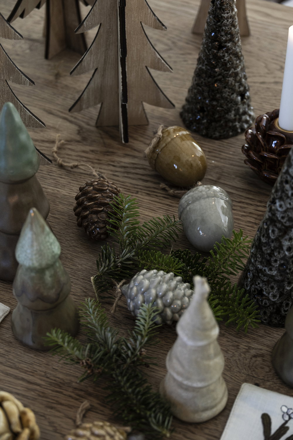 Det Gamle Apotek Pinecone keramická šiška hnědá 8,5 cm