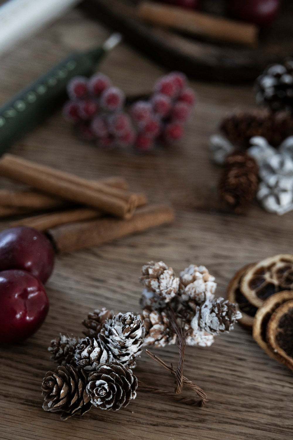 Det Gamle Apotek Pinecones šišky přírodní 12 ks na věnec