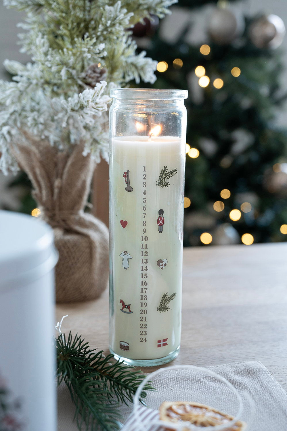 Det Gamle Apotek Calendar candle svíčka ve skle 21 cm bílá