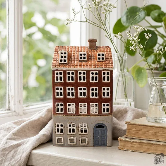 Det Gamle Apotek House svícen domeček červený 23 cm