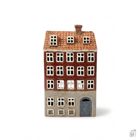 Det Gamle Apotek House svícen domeček červený 23 cm